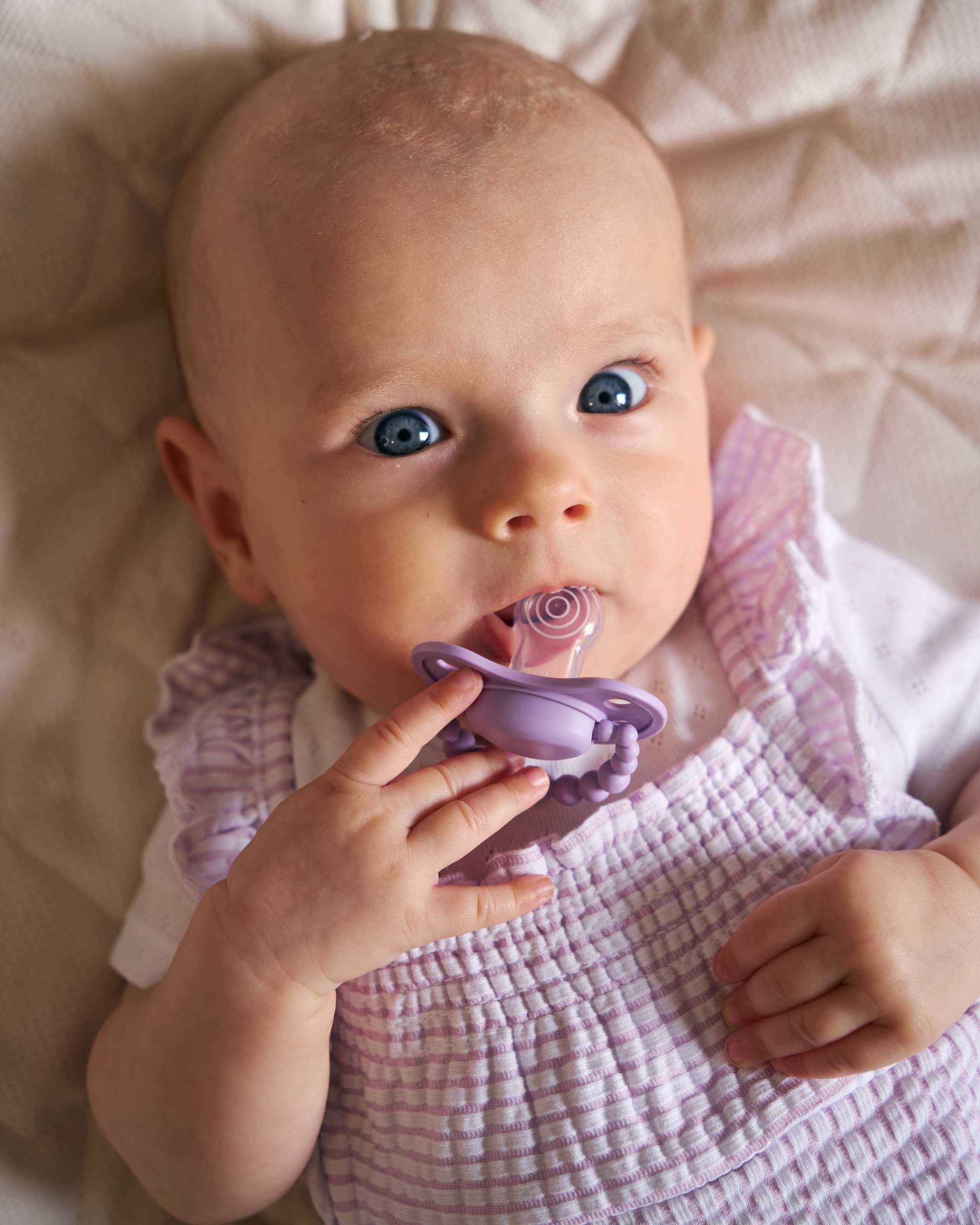 Zestaw prezentowy - Smoczek LUU Kids French Lavender + Fioletowy rampers i body dla dziewczynki OKAIDI