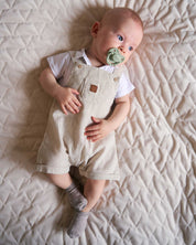 Zestaw prezentowy - Smoczek LUU Kids Seaside Grass + Spodenki ogrodniczki i body dla chłopca OKAIDI