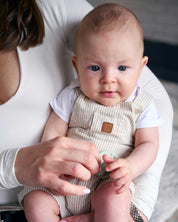 Zestaw prezentowy - Smoczek LUU Kids Seaside Grass + Spodenki ogrodniczki i body dla chłopca OKAIDI