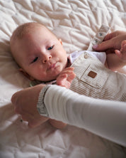 Zestaw prezentowy - Smoczek LUU Kids Seaside Grass + Spodenki ogrodniczki i body dla chłopca OKAIDI
