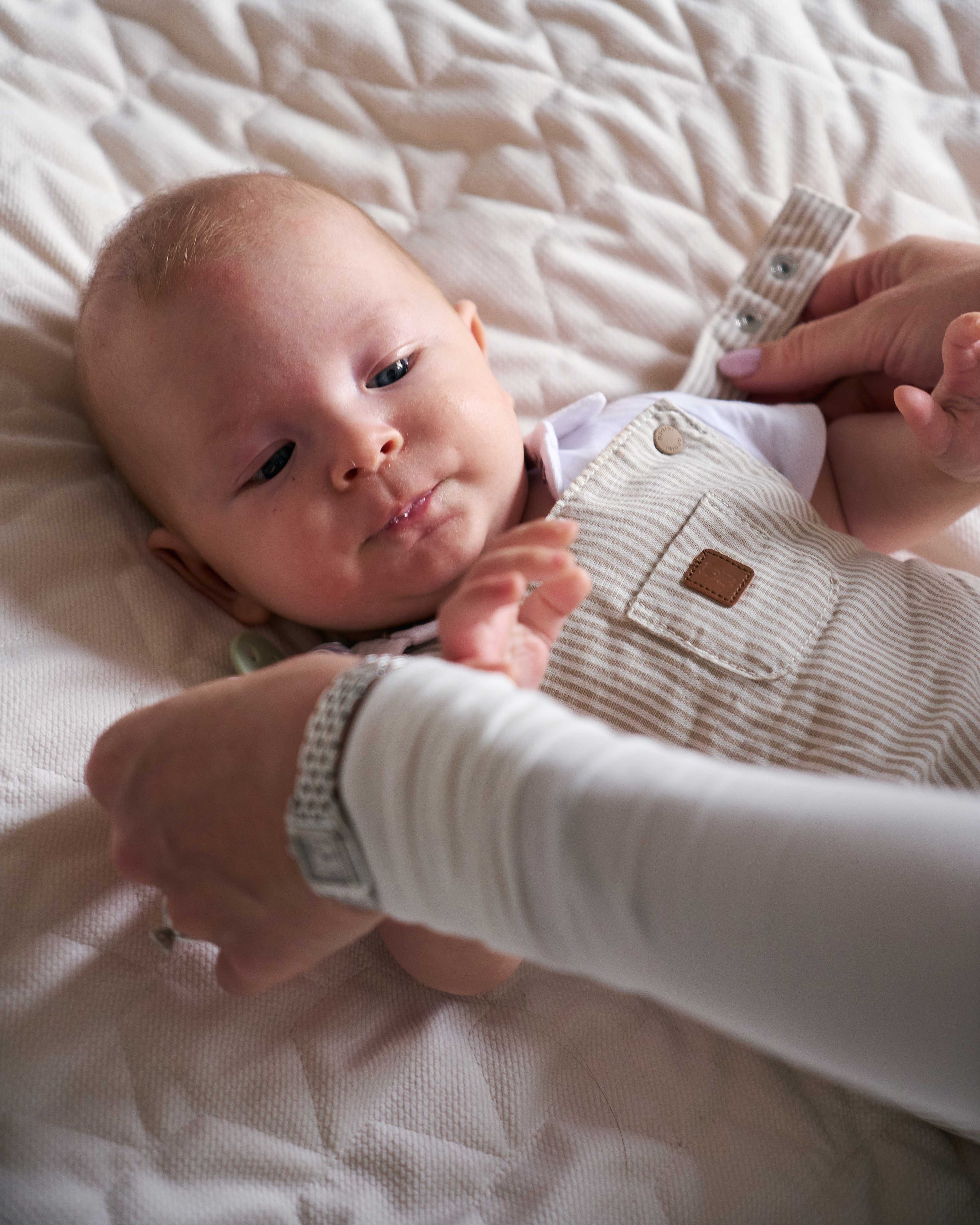 Zestaw prezentowy - Smoczek LUU Kids Seaside Grass + Spodenki ogrodniczki i body dla chłopca OKAIDI