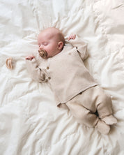 Zestaw prezentowy - Smoczek LUU Kids 0-3 Milk Hazelnut + Dzianinowy kaftanik i półśpiochy OKAIDI - Komplet Brązowy