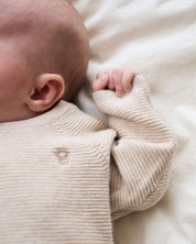 Zestaw prezentowy - Smoczek LUU Kids 0-3 Milk Hazelnut + Dzianinowy kaftanik i półśpiochy OKAIDI - Komplet Brązowy