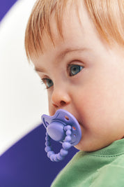 Smoczek pozycjonujący LUU Kids Birthday Iris portret dziecko fioletowy