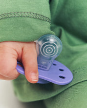 Smoczek pozycjonujący LUU Kids Birthday Iris rączka zbliżenie fioletowy