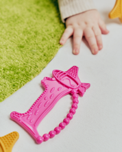Gryzak Luuie The Dog Pink różowy z bliska