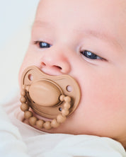 Smoczek pozycjonujący LUU Kids Milk Hazelnut buzia