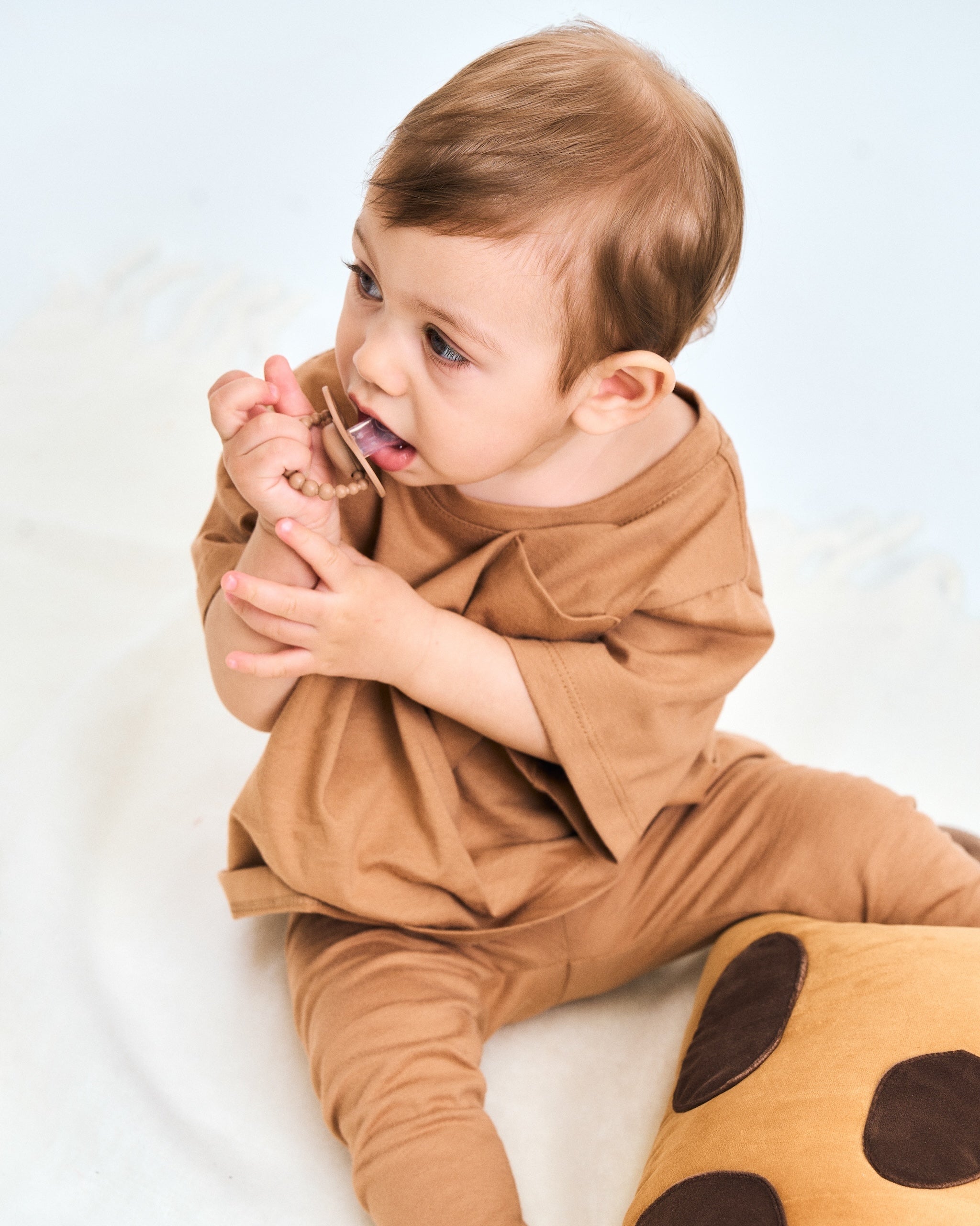 Smoczek pozycjonujący LUU Kids Milk Hazelnut dziecko