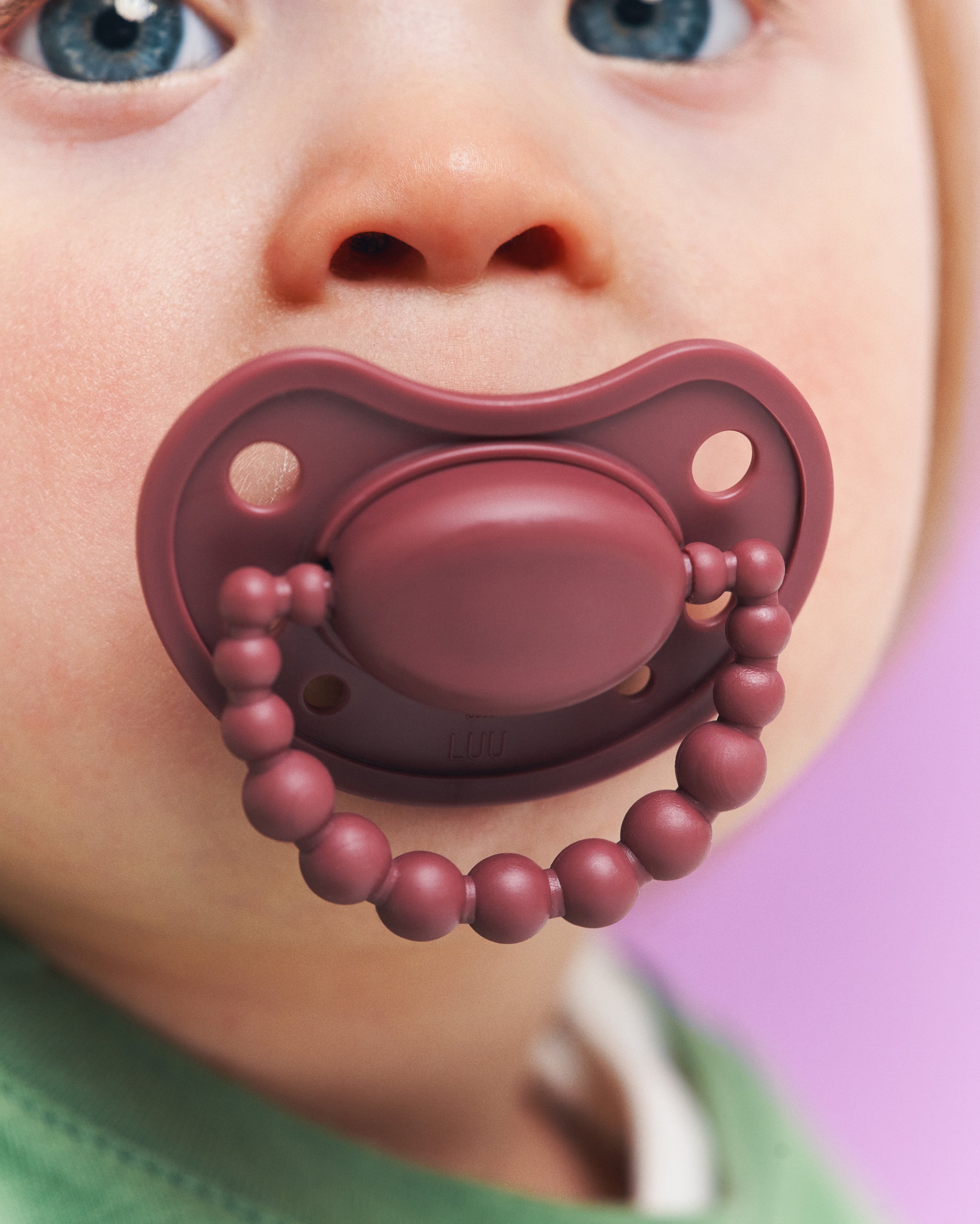 LUU Kids Moroccan Pink dziecko z bliska brudnoróżowy ciemny róż