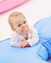 Smoczek pozycjonujący LUU Kids Summer Apricot dziecko portret