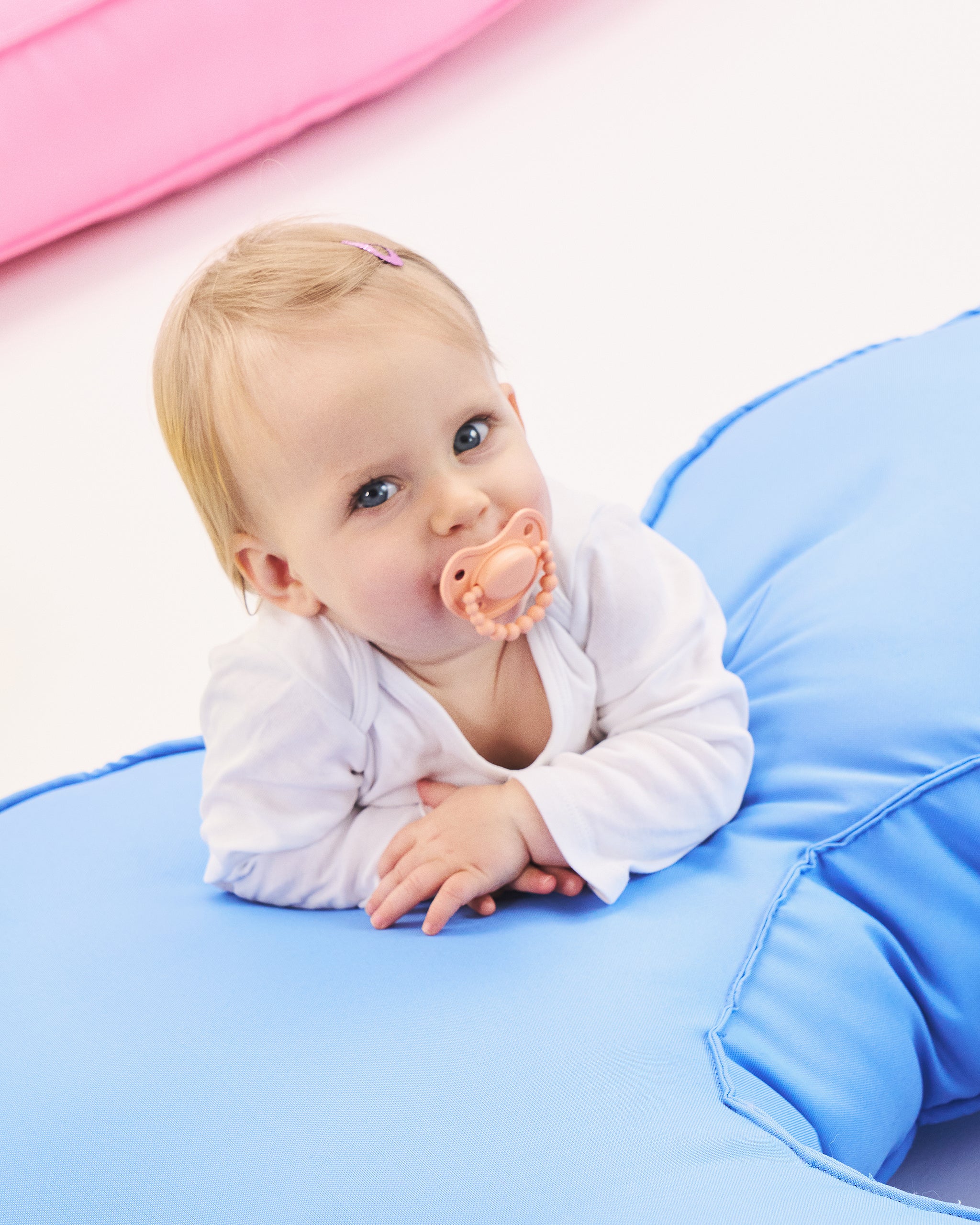 Smoczek pozycjonujący LUU Kids Summer Apricot dziecko portret