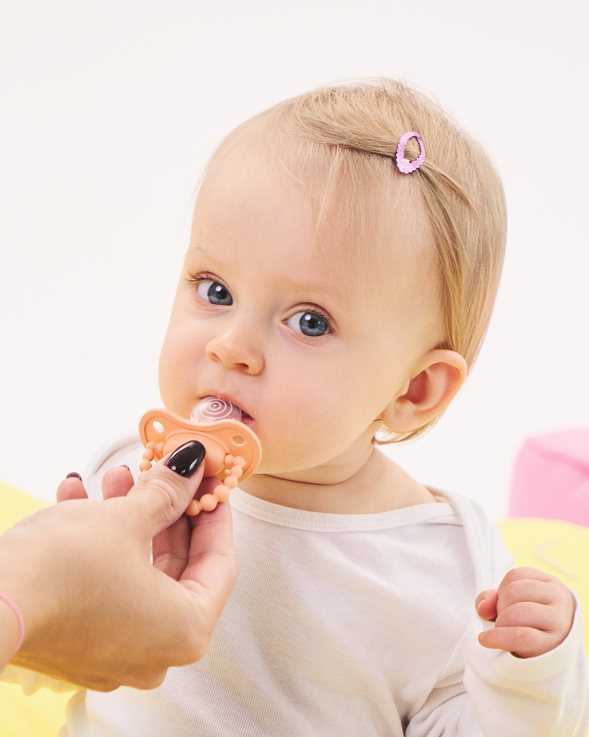Smoczek pozycjonujący LUU Kids Summer Apricot dziecko portret