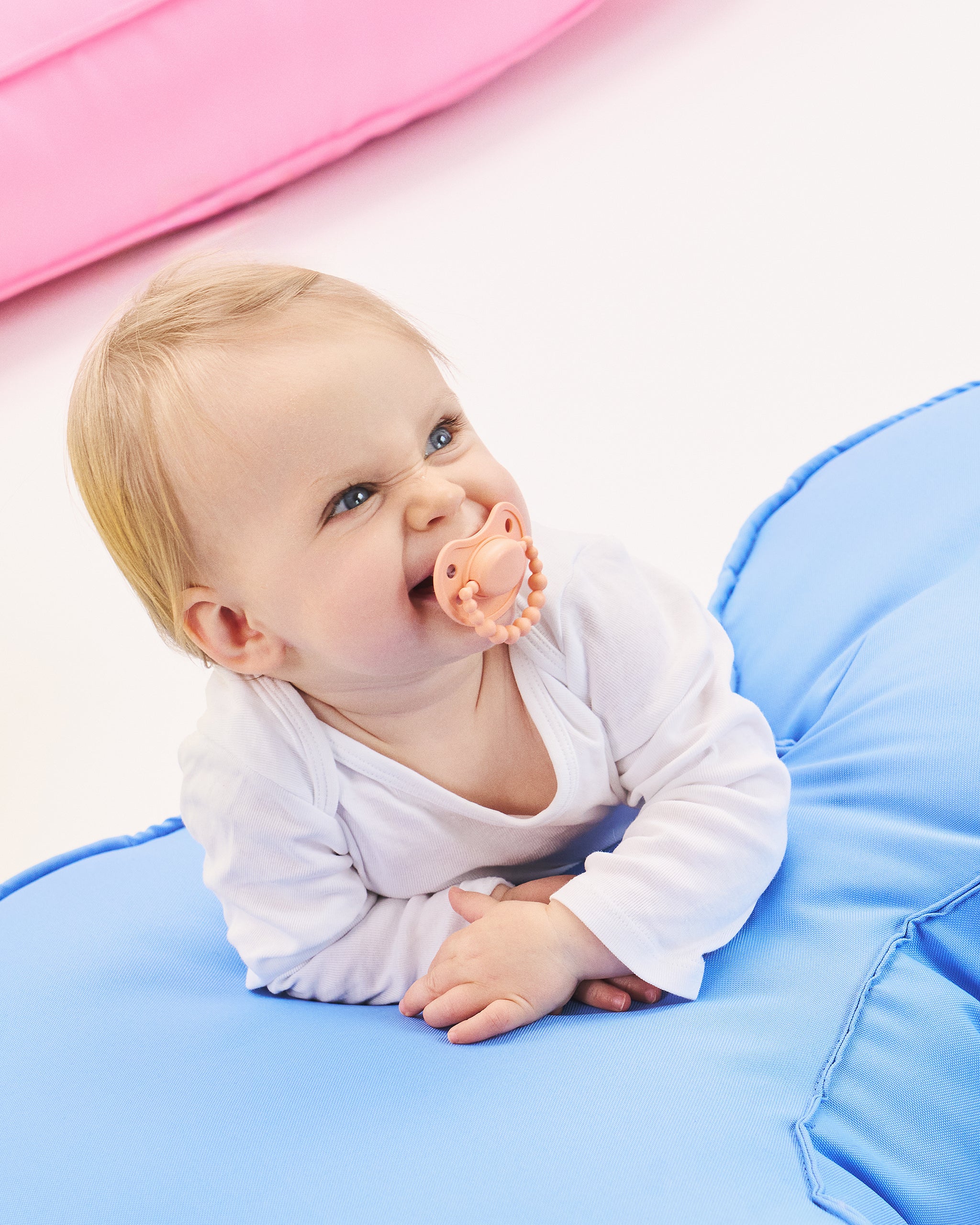 Smoczek pozycjonujący LUU Kids Summer Apricot dziecko uśmiech