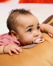 Smoczek pozycjonujący LUU Kids Velvet Blush buzia